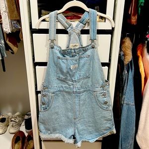 Levi’s short overalls light denim wash. Size M. Good condition.